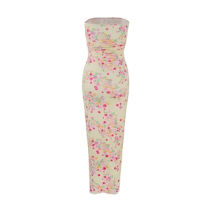 Détail de l'imprimé floral rose sur robe bustier jaune pâle avec texture smockée