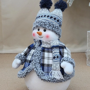 Simpatico pupazzo di neve natalizio in maglia blu e bianca decorazione a quadri