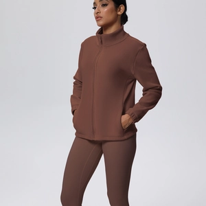 Completo yoga marrone in pile con giacca a collo alto e leggings a vita alta coordinati