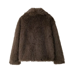 Détail de l'arrière d'une veste en fausse fourrure marron foncé avec texture moelleuse