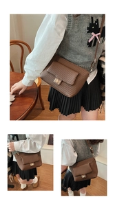Détail du sac à bandoulière en cuir PU marron avec design plissé et fermoir carré doré