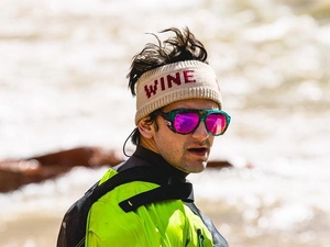 Dettaglio occhiali sportivi rosa polarizzati e fascia in maglia con scritta WINE