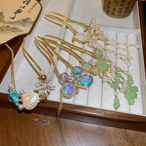Chinesische Haarstäbe Set mit Schmetterlingsperlen-Quasten und grünen Blumenanhängern