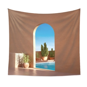Detail eines mediterranen Wandteppichs mit Torbögen, Pool und Kakteen in Erdtönen