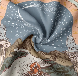 Dettaglio del tessuto dell'arazzo con motivi astrologici di luna e simboli solari