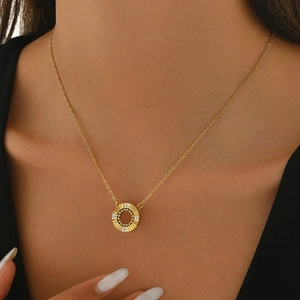 Collier Pendentif Cercle Creux en Acier Inoxydable Mode pour Femme Bijoux de Chaîne de Clavicule Incrustés de Strass Géométriques de Luxe