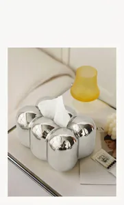 Detailansicht einer silbernen Taschentuchbox aus Keramik in Marshmallow-Form auf weißem Tisch
