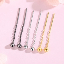 Tre paia di orecchini a catena lunga con pendenti a sfera in oro, argento e grigio canna