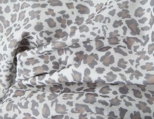 Detailaufnahme von leichtem Mesh-Gewebe mit Leopardenmuster und weicher Faltenstruktur
