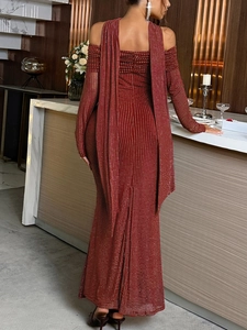 Elegante abito da sera rosso senza spalline con dettagli glitterati e drappeggio posteriore