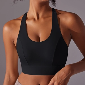 Gros plan sur le soutien-gorge de sport noir sans couture avec dos nageur à maintien élevé