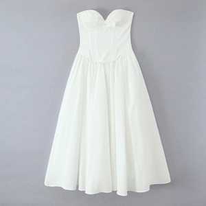 Robe midi corset bustier blanche avec baleines et nœud sur fond gris épuré