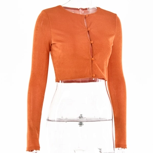 Gilet court orange à manches longues côtelé avec boutons sur fond blanc