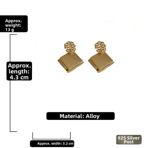 Detailed specs of square gold earrings with 925 silver needles measuring 4.3x3.2 cm
