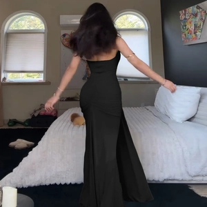 Vue arrière d'une robe longue moulante noire dos nu avec détails licou ajourés