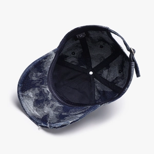 Innenansicht einer dunkelblauen gewaschenen Denim-Baseballkappe mit Schweißband-Details