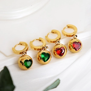 Boucles d'oreilles créoles dorées avec pendentifs boules et pierres en forme de cœur