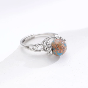 Detailansicht des verstellbaren Retro-Rings mit blauem Naturstein und floraler Gravur
