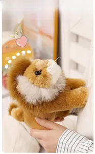 Gros plan d'une peluche lion douce en fourrure marron avec des détails réalistes