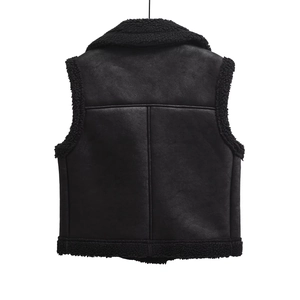 Vue détaillée du dos d'un gilet en similicuir noir avec bordures et coutures en polaire