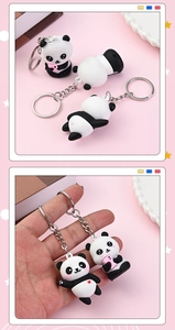 Detailansicht der niedlichen Panda-Schlüsselanhänger aus weichem PVC mit Metallringen