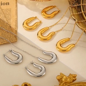 U-shaped horseshoe jewelry sets in gold and silver finish with matching earrings