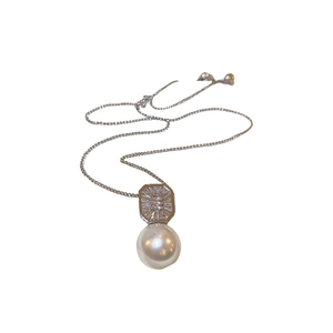 Collier élégant avec pendentif en zircone carrée et grande perle blanche sur chaîne argentée