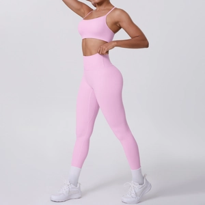 Détail d'un ensemble de yoga rose avec brassière à fines bretelles et legging taille haute