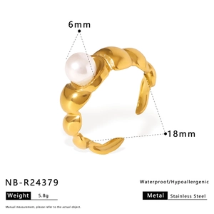 Detail view of gold stainless steel ring with 6mm white pearl and measurement data