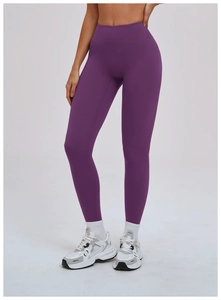 Détail du legging de yoga violet à taille haute avec tissu sculptant sans couture