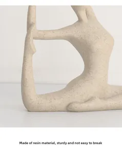 Dettaglio della scultura yoga in resina con finitura effetto arenaria opaca e solida