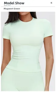 Dettaglio della maglia da yoga senza cuciture a coste verde con scollo rotondo slim