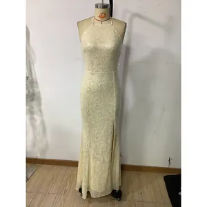 Détail d'une robe de soirée à paillettes dos nu avec fente haute et coupe sirène élégante