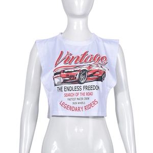 Dettaglio di un top corto bianco con stampa grafica vintage rossa su un manichino da sarto