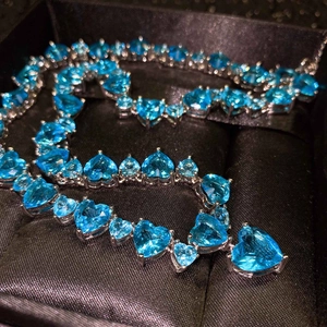 Luxurious blue heart-shaped gemstone necklace with sparkling crystals in silver plating