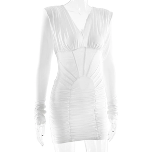Robe mini blanche avec col en V, tissu froncé et structure de corsage élégante