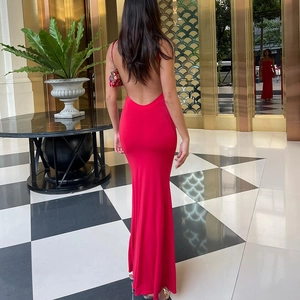 Elegante abito lungo rosso senza schienale, vestibilità slim e lunghezza fino a terra