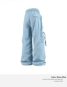 Dettaglio dei pantaloni cargo Moon Orchid con ampie tasche laterali e coulisse regolabile