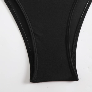 Détail des coutures renforcées à double aiguille sur le bas de bikini noir de haute qualité