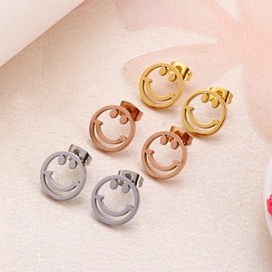Trois paires de boucles d'oreilles smiley en acier titane minimaliste en or, rose et argent