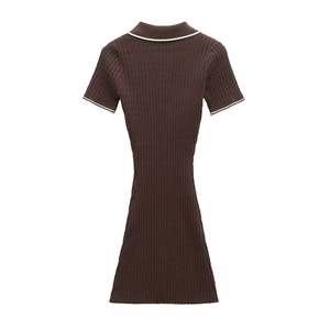 Braunes kurzärmliges Strickkleid mit weißem Besatz und klassischem Polokragen