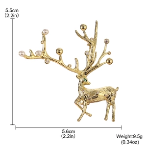 Broche de Noël élan doré avec perles blanches et cristaux, dimensions 5,5cm sur 5,6cm