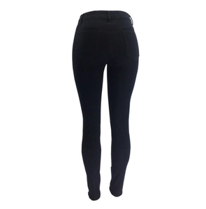 Détail du dos d'un jean slim noir taille haute avec des poches arrière classiques