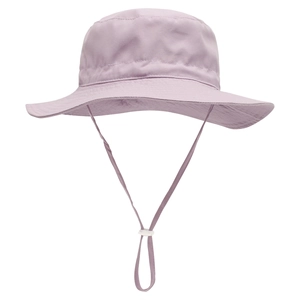 Dettaglio cappello sole lavanda a tesa larga con cordino regolabile e fermo bianco