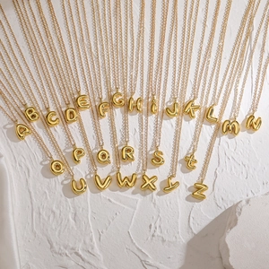 Collana placcata oro 18K con 26 ciondoli lettere A-Z su elegante raso bianco