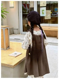 Vue arrière d'un enfant portant le petit sac à bandoulière licorne violette et ses étoiles