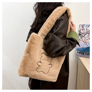 Détail du sac fourre-tout en peluche marron avec broderie d'ours et bandoulière douce