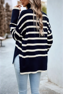 Detailansicht des Seitenschlitzes an einem gestreiften Rollkragen-Strickpullover