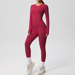 Dettaglio del set yoga rosa rosso slim fit con top a maniche lunghe e leggings a vita alta