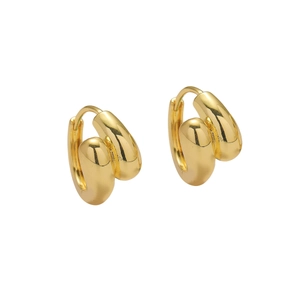 Orecchini a doppio cerchio intrecciati color oro dal design minimalista lucido
